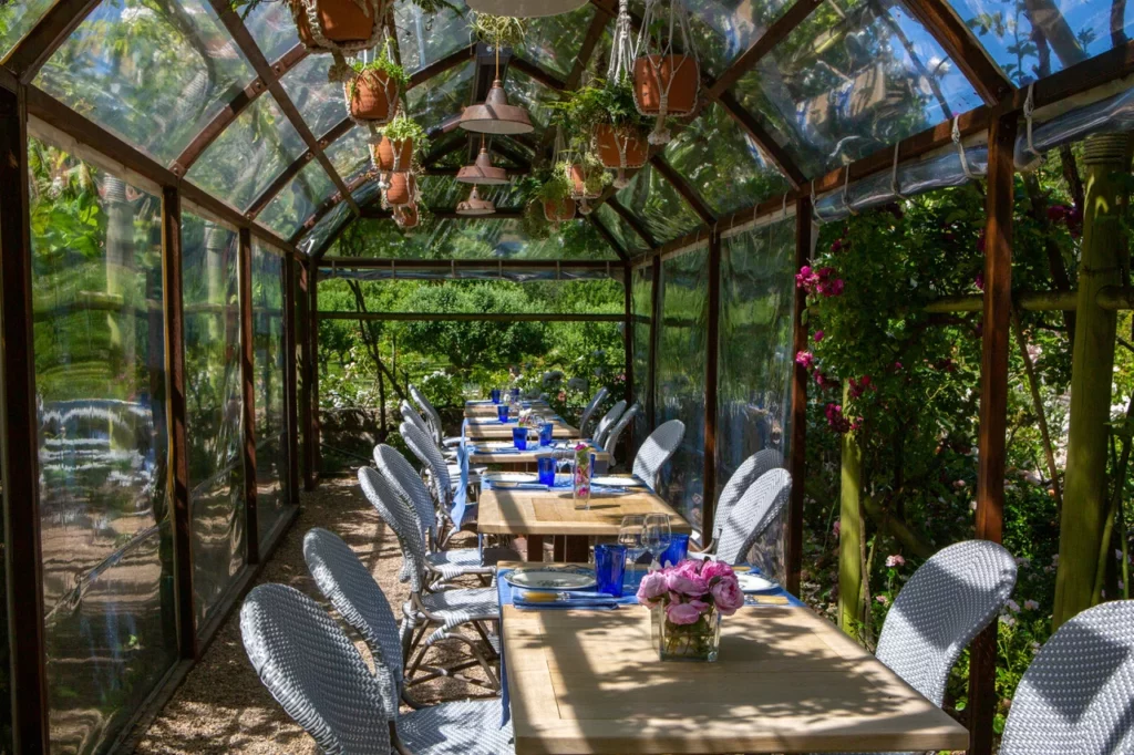 Restaurant sous une verrière.
