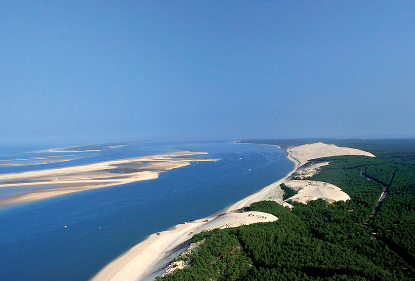 Vue aérienne du bassin d’Arcachon et de la dune du Pilat, panorama emblématique près de la Résidence Thalazur Arcachon.