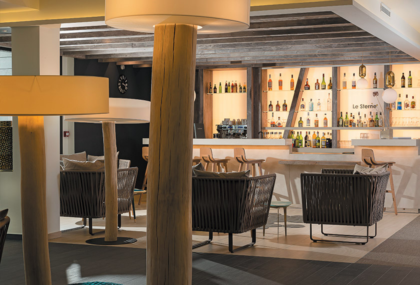 Bar lounge de la Résidence Thalazur Arcachon, espace détente au design chaleureux et inspiré du style arcachonnais.