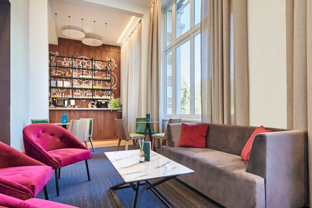 Détente et modernité au cœur du Grand Hôtel Évaux-les-Bains, station thermale emblématique.