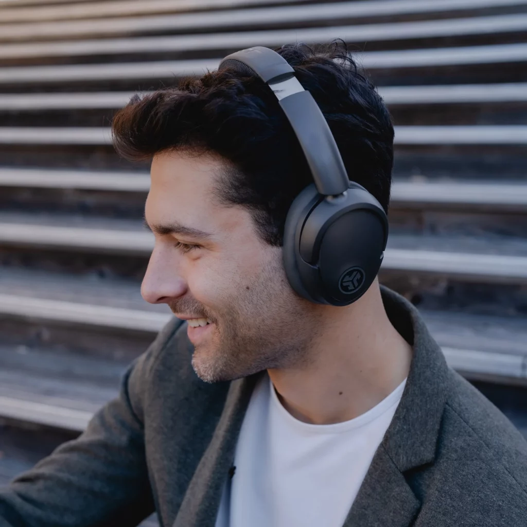 Le casque JLab JBuds Lux ANC offre un confort longue durée et une écoute immersive en déplacement.