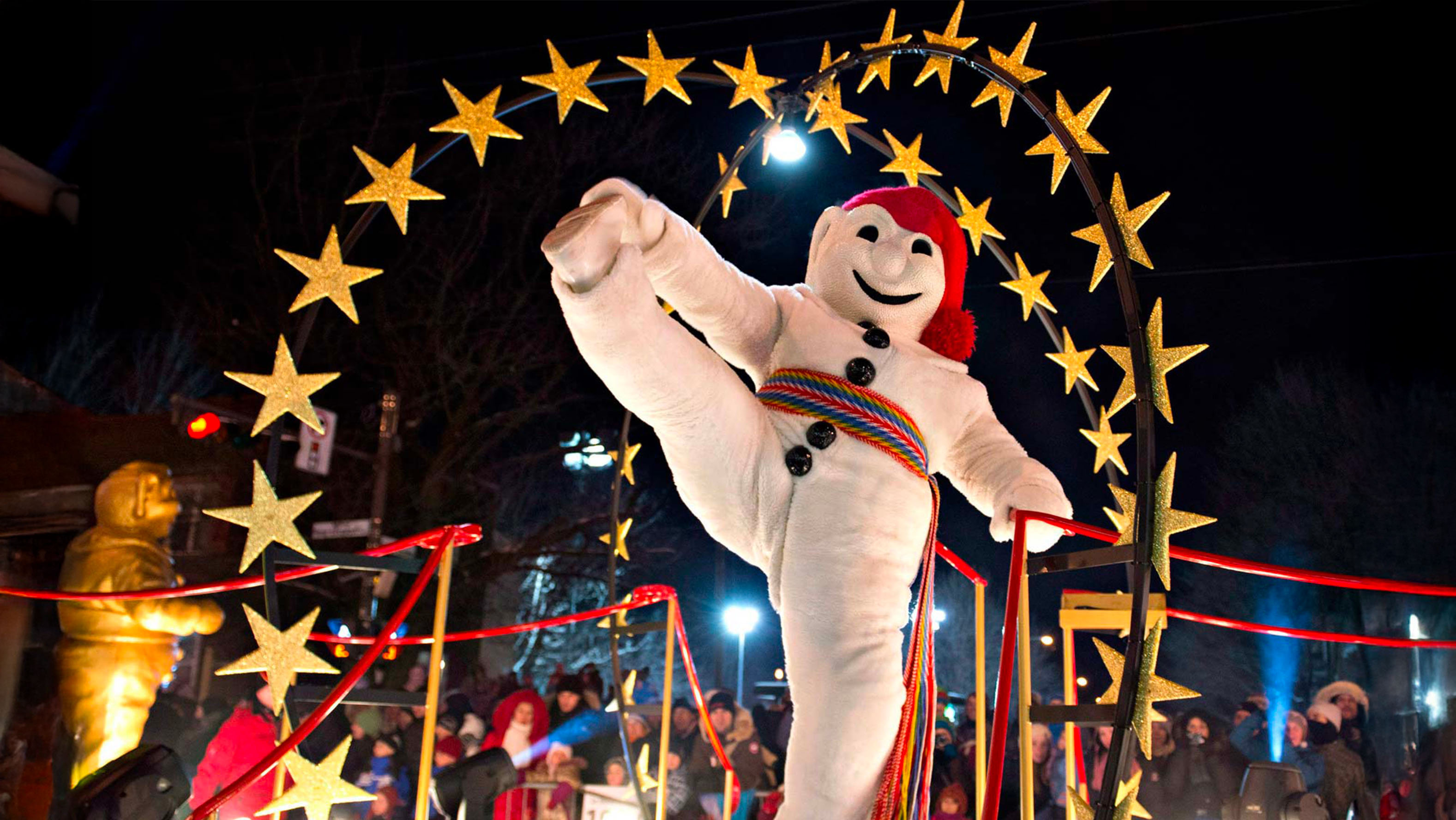 Sculpture de glace exposée lors d’un carnaval en hiver au Canada