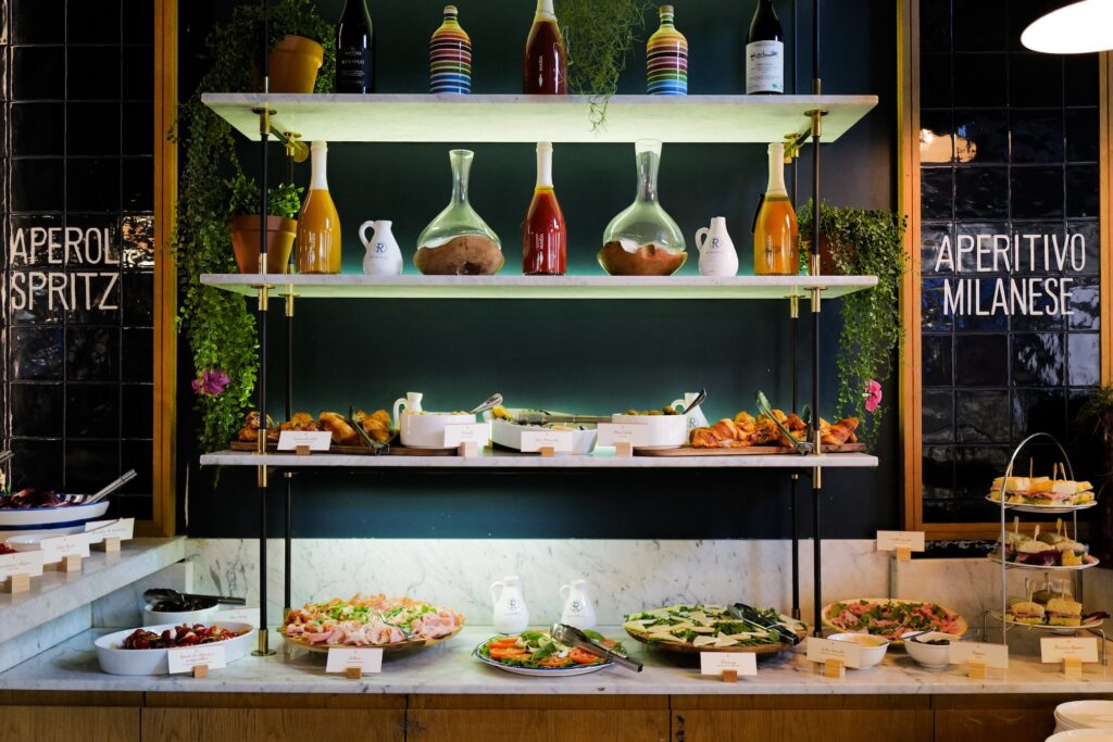 Buffet du brunch italien à volonté chez Roberta Ristorante à Bercy Village, avec antipasti, viennoiseries et spécialités italiennes.