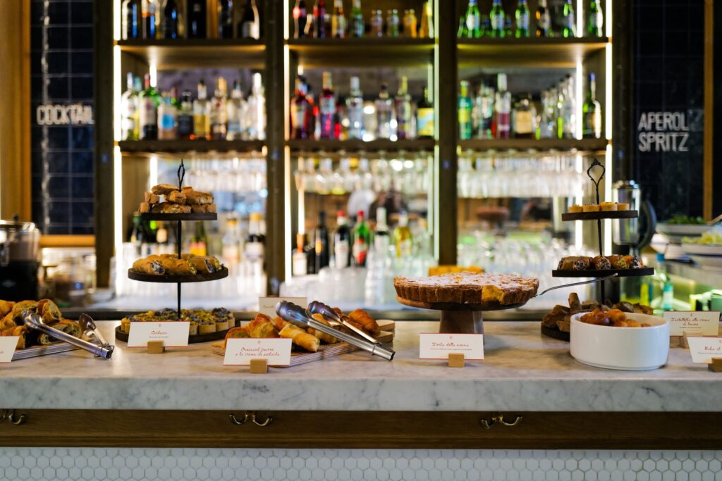 Desserts italiens et pâtisseries servis lors du brunch italien à volonté chez Roberta Ristorante à Paris.