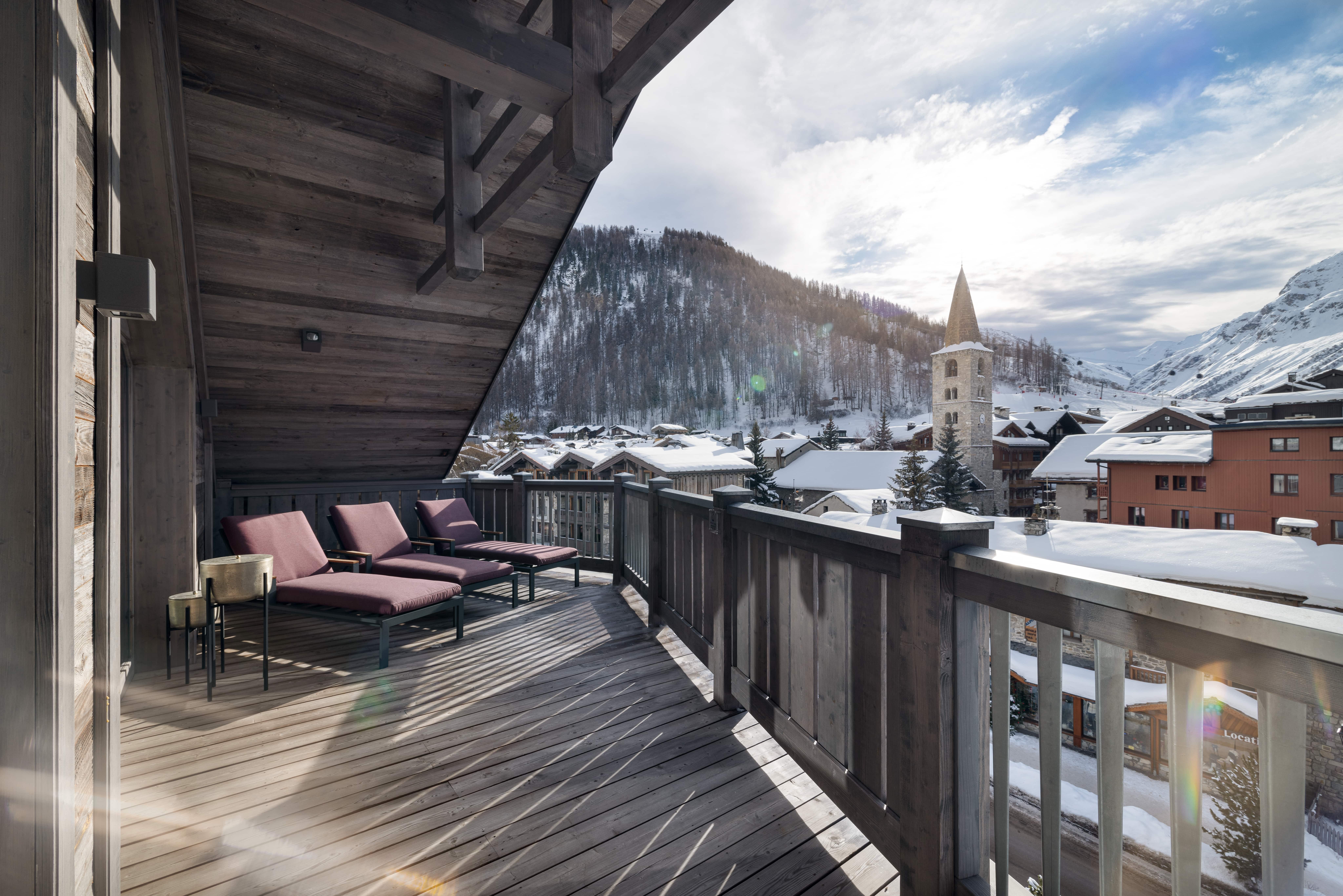 Terrasse du Penthouse du K2 Chogori Val d’Isère avec vue sur le clocher et les montagnes enneigées