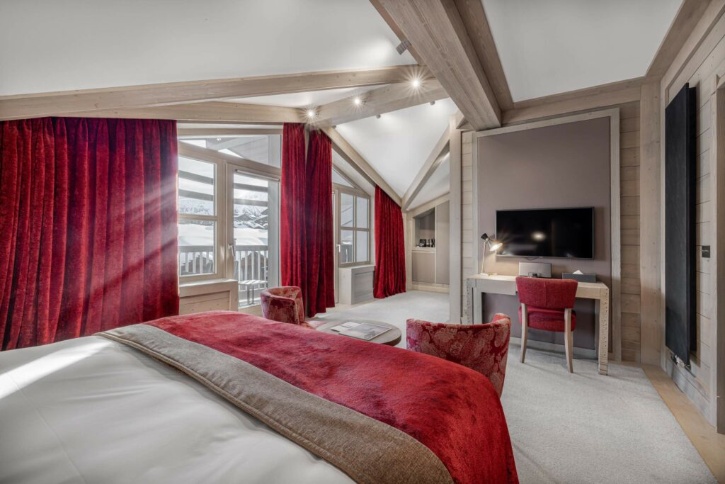 Chambre luxueuse K2 Collections Courchevel avec décoration alpine contemporaine