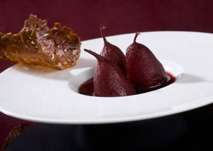 Réconfortante poire pochée au vin chaud par le chef étoilé Denis Martin