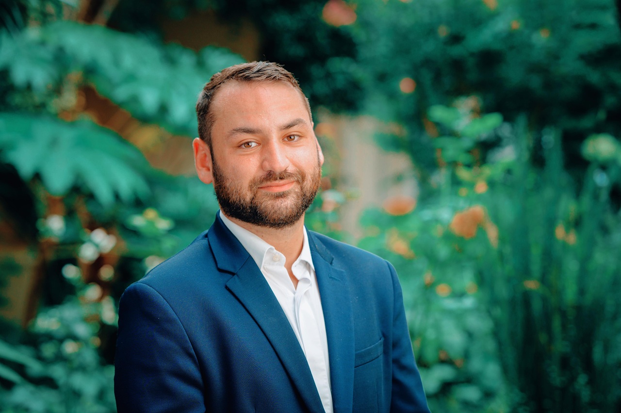 Maxence Ligneul, directeur général des établissements Hôtel de Toiras et Villa Clarisse sur l’île de Ré, partage sa vision du luxe.