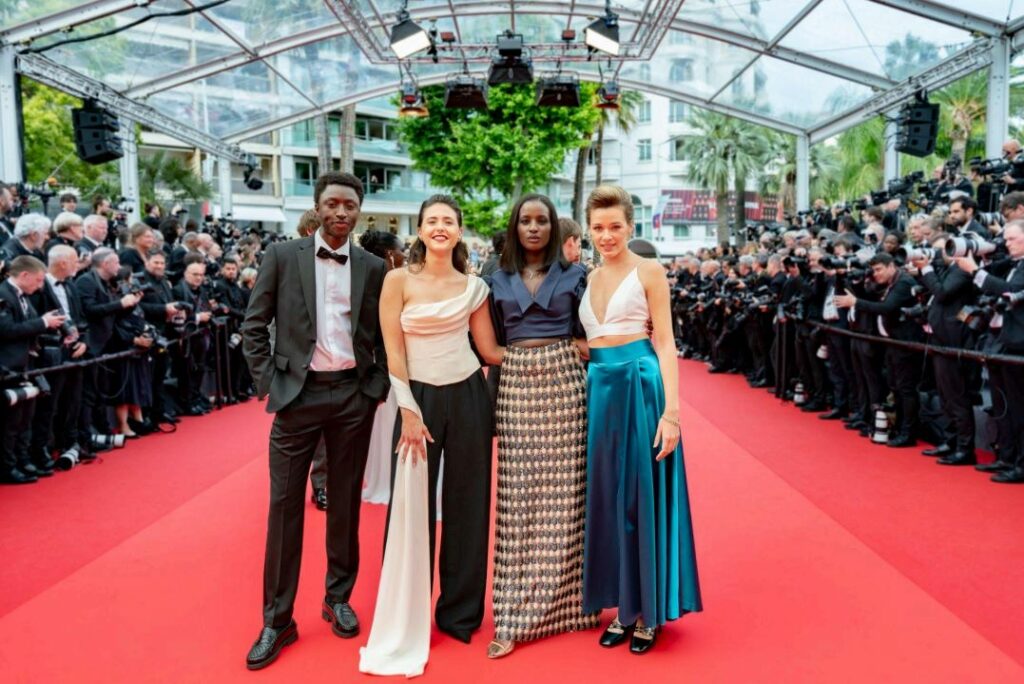 4 artistes de l'ADAMI qui posent sur les marches de Cannes.