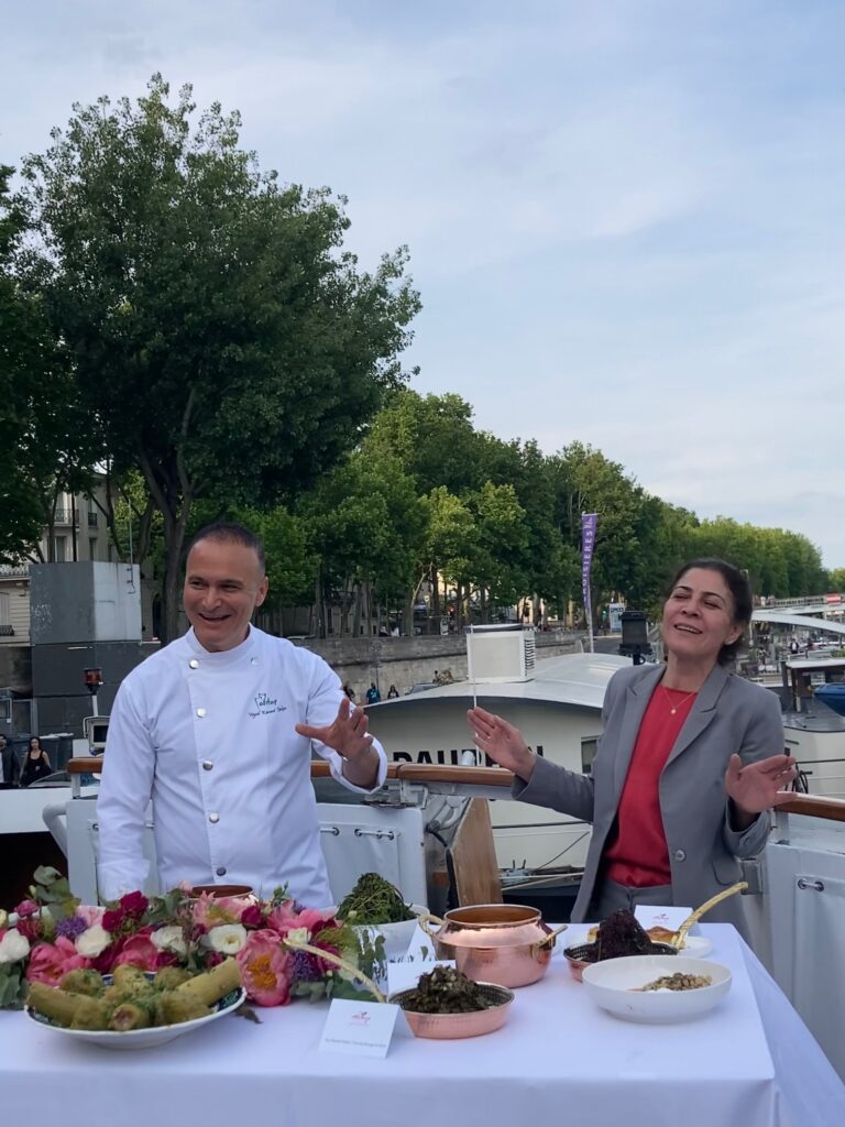 Le chef et sa traductrice qui expliquent les plats traditionnels.