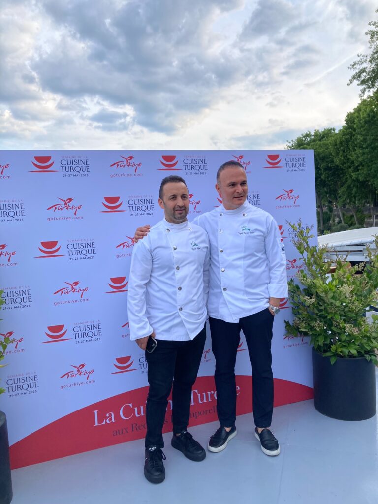 Deux chefs turcs qui posent devant le photocall.