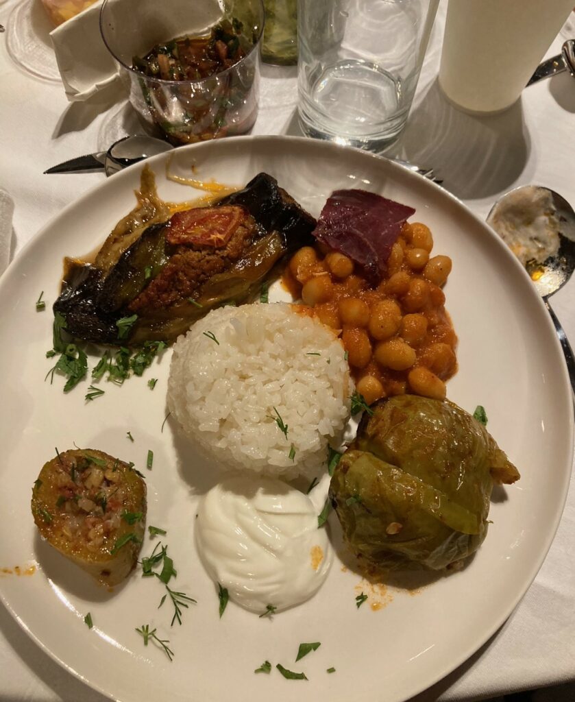 Plat composé de produits de Turquie. Des légumes farcis, du riz et des haricots blancs à la tomate.