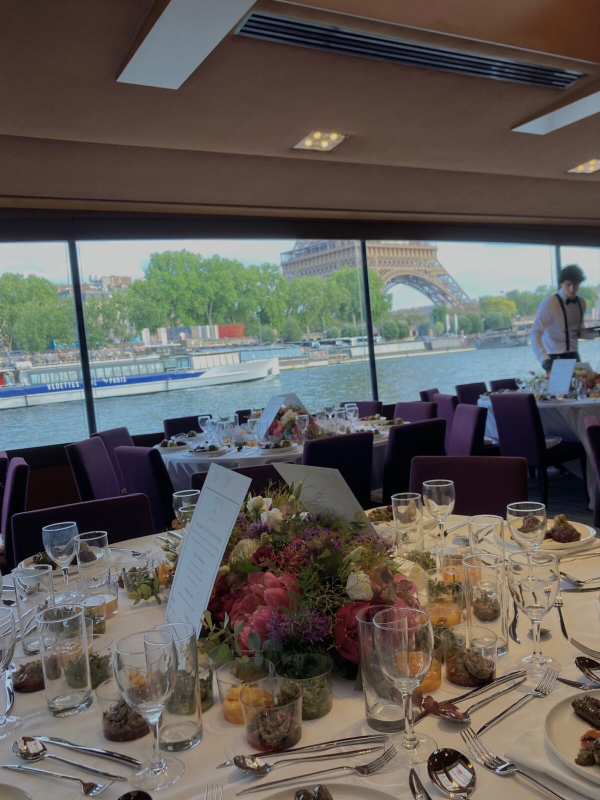 Image de l'intérieur du bateau avec vue sur la Tour Eiffel.