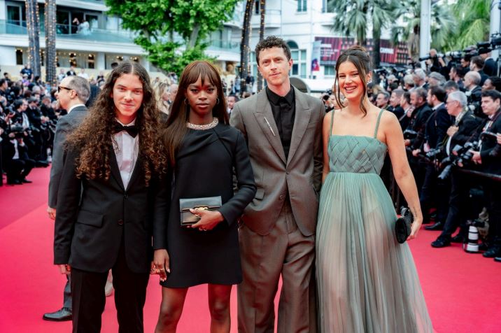 Athon Salachas, Rosie Boccardi, Finnegan Oldfield et Alexia Chardard, sur le tapis rouge.