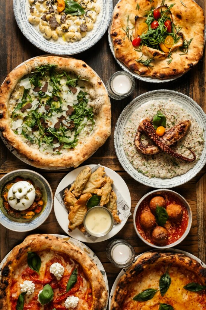 mélange de plats : pizza, pasta, tomates...