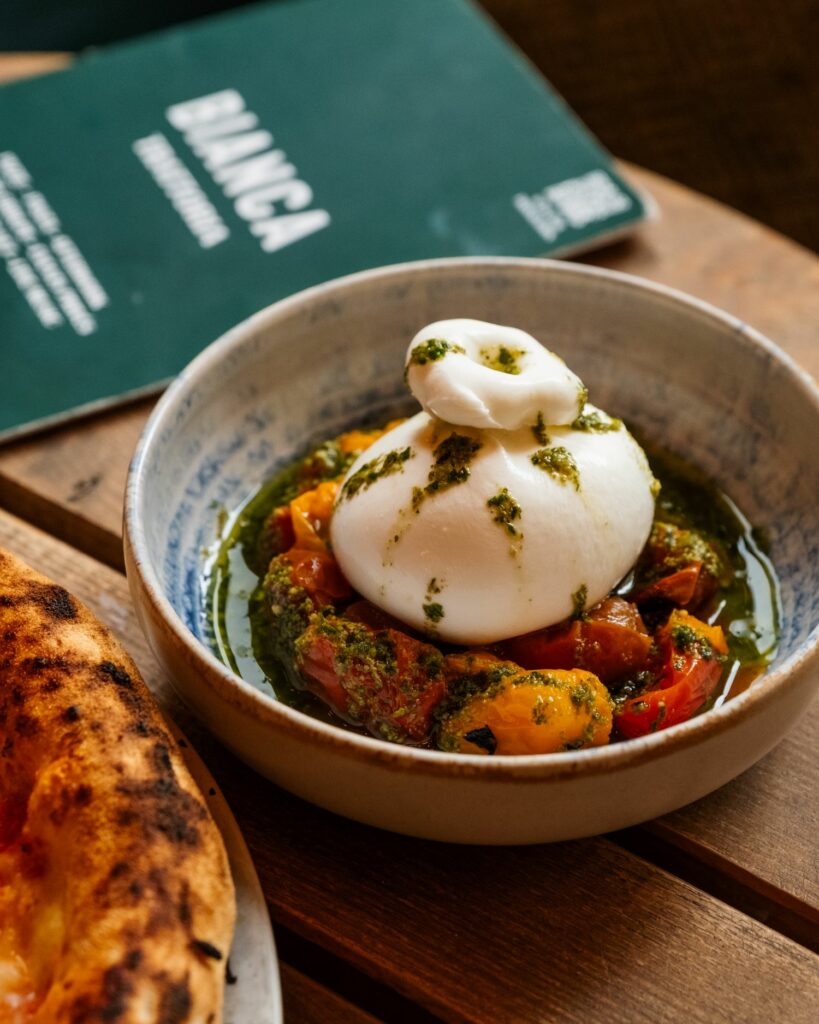 Plat typique italien : tomates séchées et burrata.
