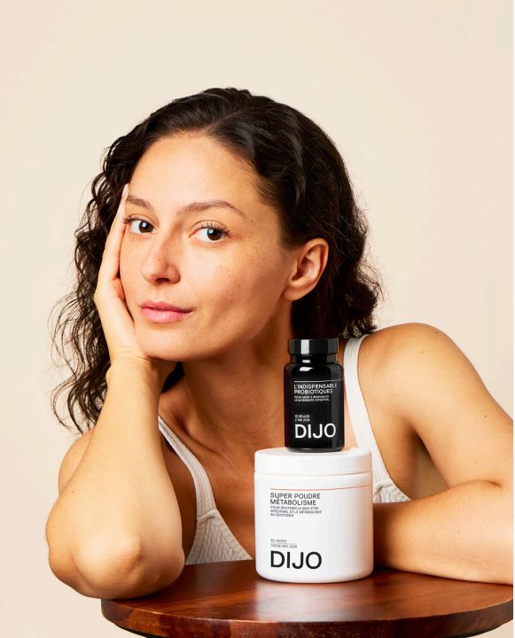 Produits mis en avant avec une femme dans le fond.