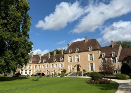 À la découverte du Château de Vault-de-Lugny : un joyau bourguignon raconté par sa propriétaire
