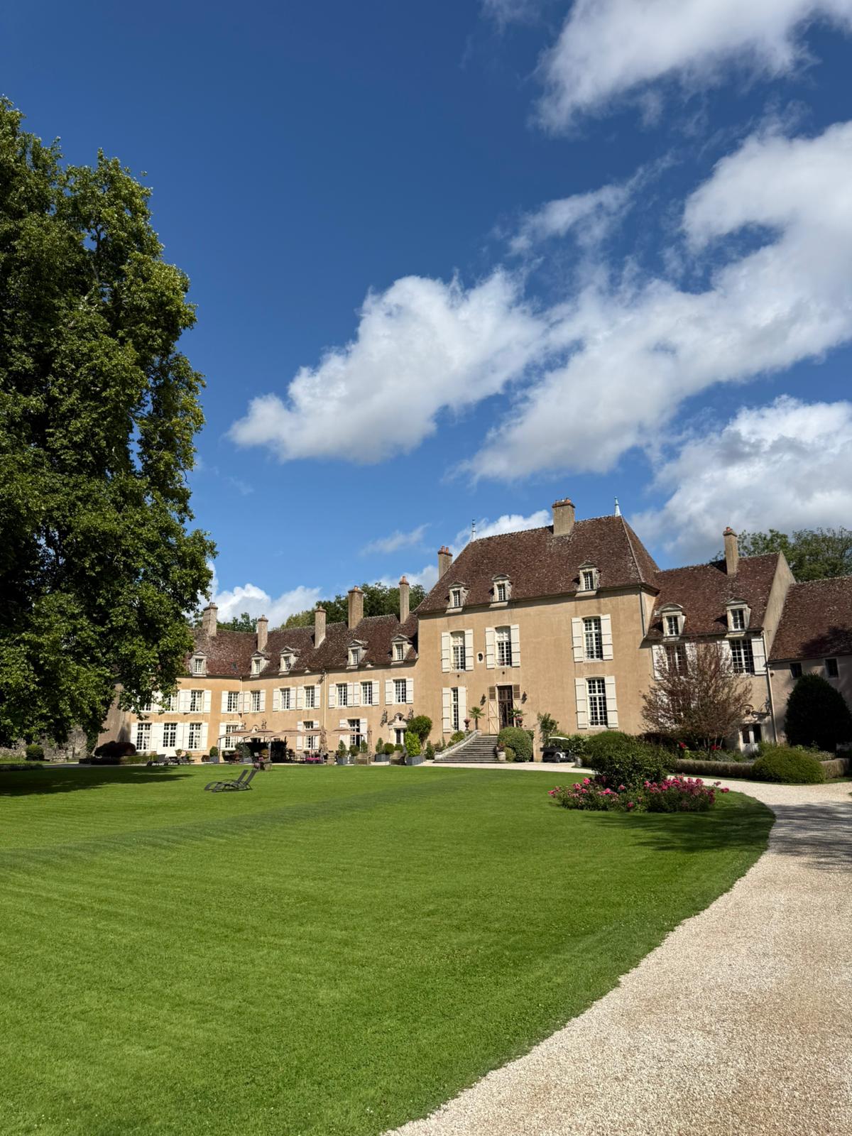 À la découverte du Château de Vault-de-Lugny : un joyau bourguignon raconté par sa propriétaire
