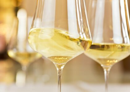 Blancs d’été : fraîcheur et élégance pour prolonger les derniers rayons