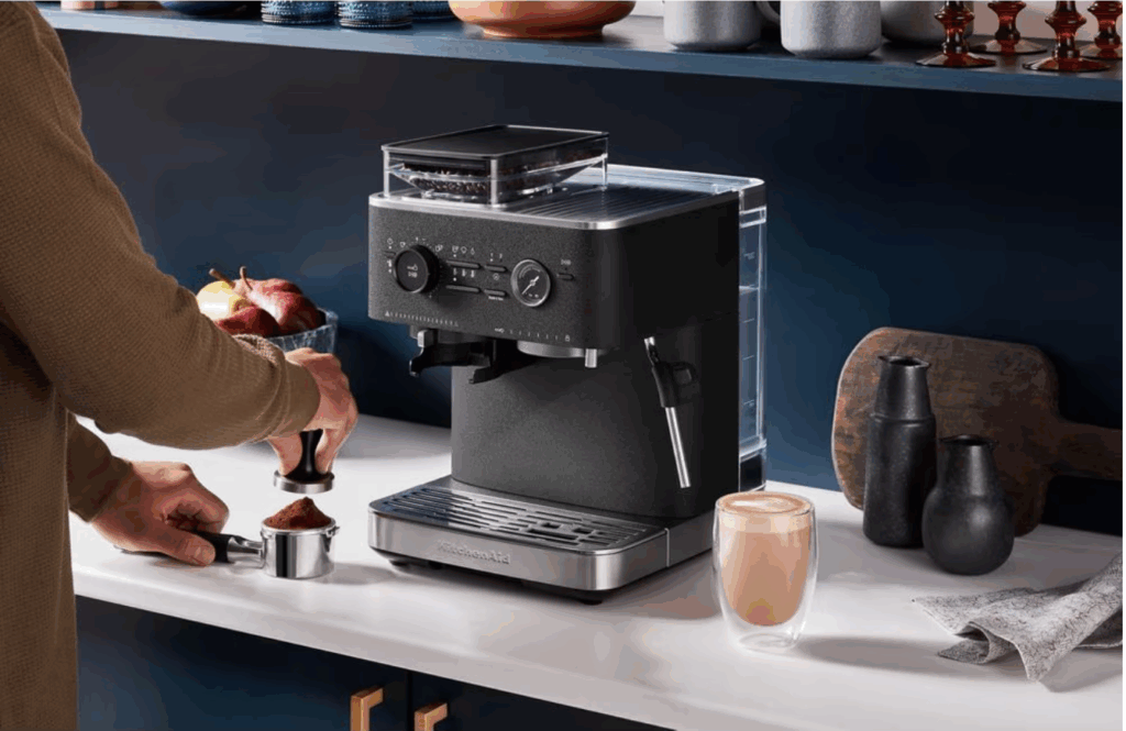 Machine à café KitchenAid 5KES6551 semi-automatique couleur Truffe Noire
Crédit : KitchenAid