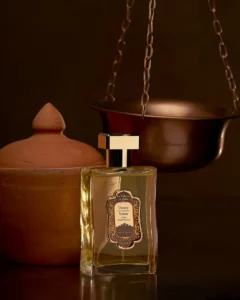 La fragrance emblématique Ambre, Vanille, Patchouli de la gamme ayurvédique La Sultane de Saba.