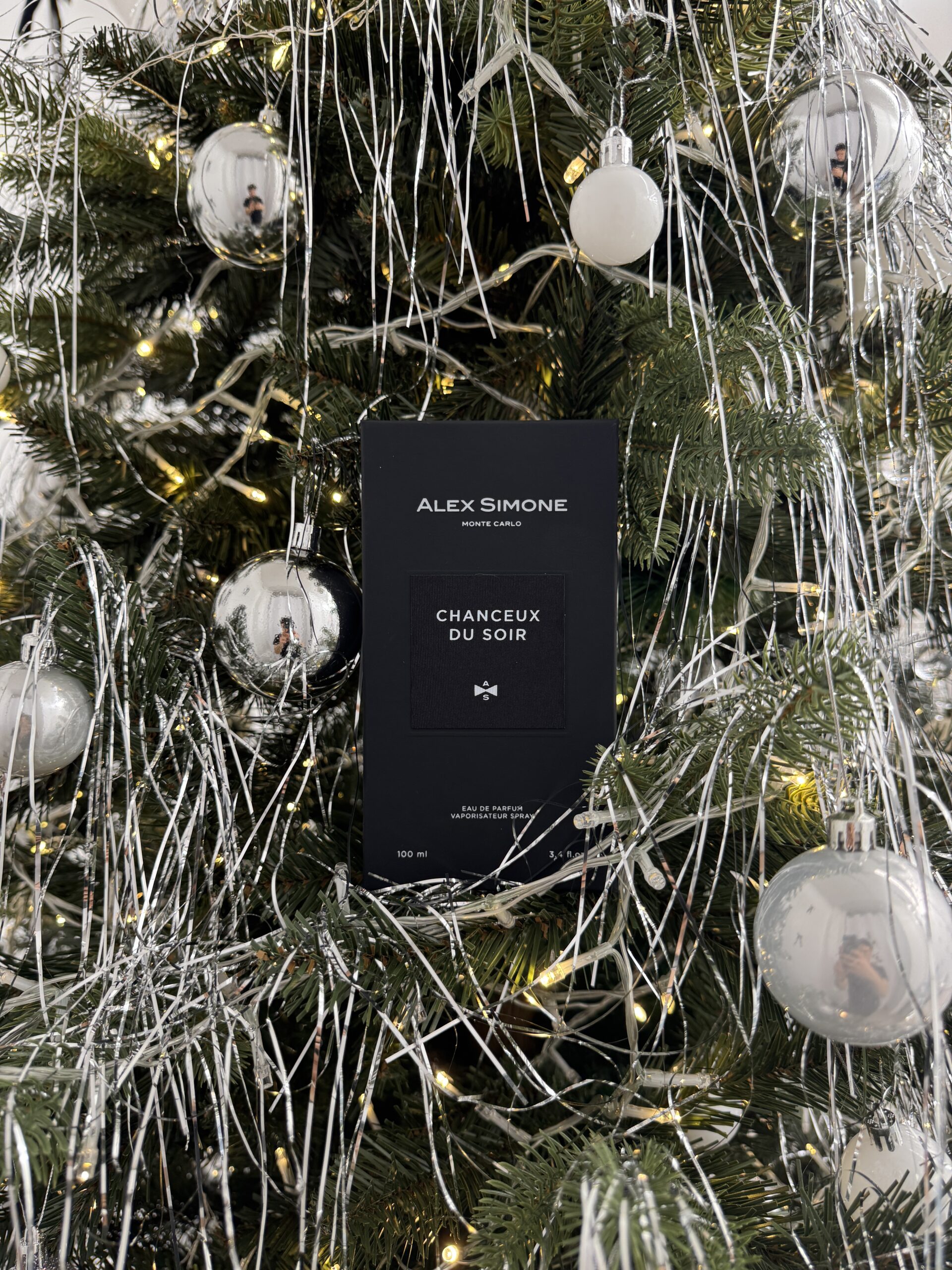 Alex Simone inaugure un pop-up éphémère à Paris pour les fêtes de fin d’année