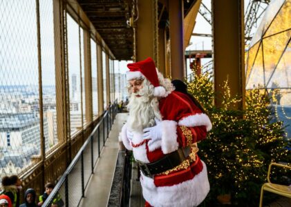 La Tour Eiffel s’illumine pour Noël avec une terrasse enchantée