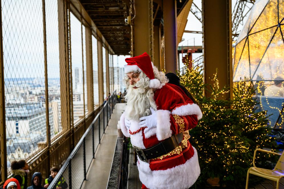 La Tour Eiffel s’illumine pour Noël avec une terrasse enchantée