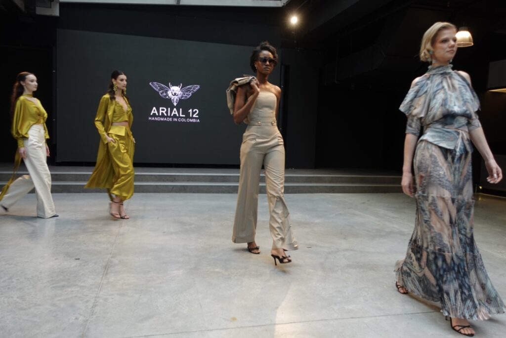 Dernière silhouettes de la collection "Al sur" Arial 12