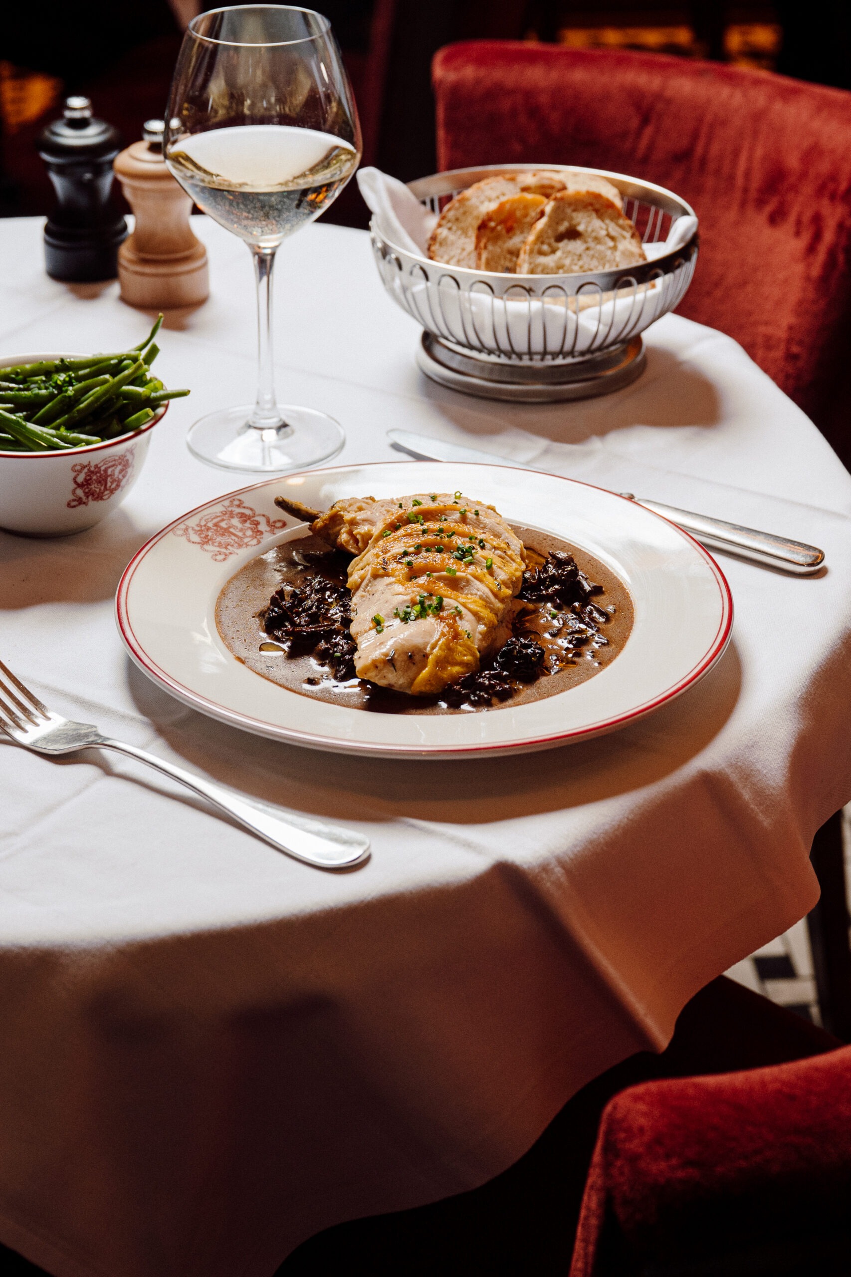 Plat posé sur une table nappé dans le restaurant chic Maison François 1er