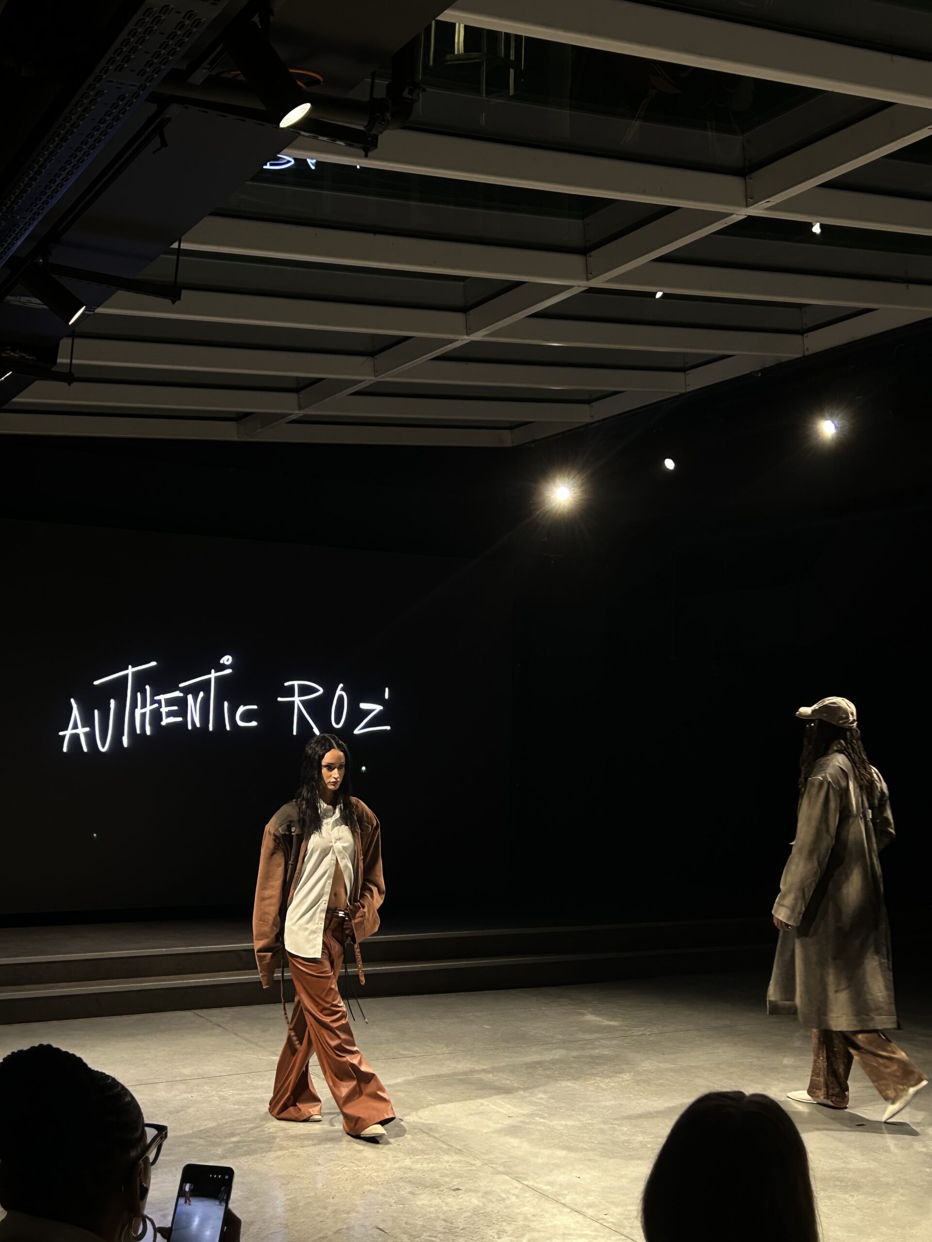 Silhouette n°9 de la collection Authentic Roz qui mélange les styles chic et décontracté avec une couleur dominante qui est le marron légèrement orangé