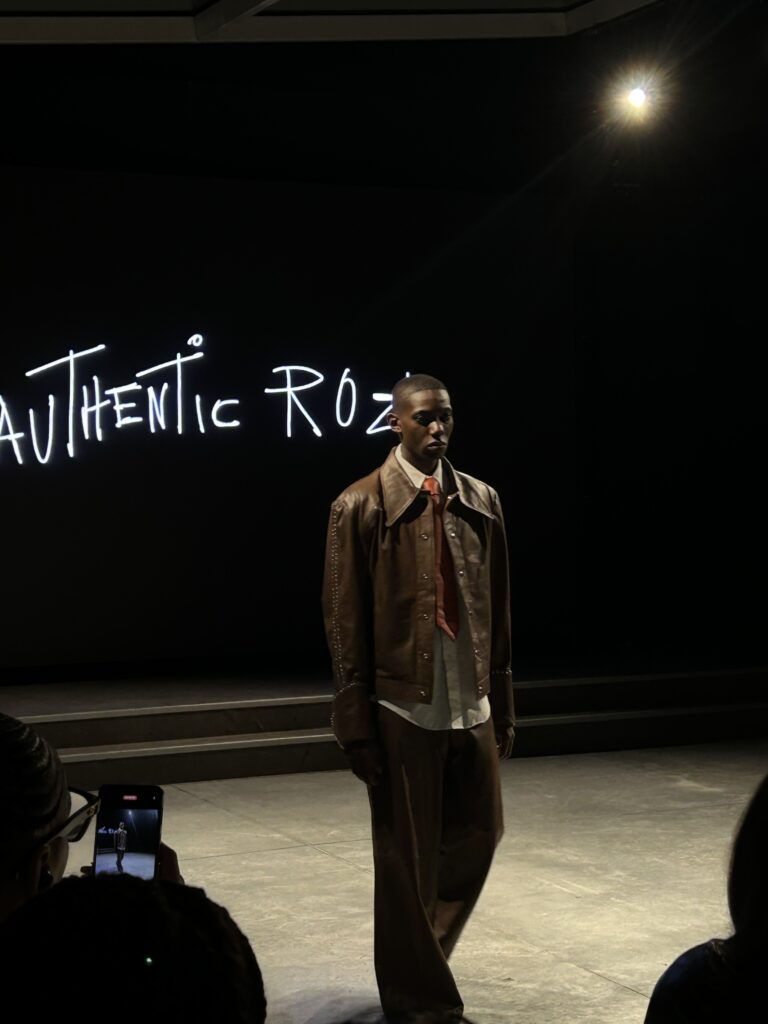 La silhouette 17 présente un ensemble : un pantalon oversize et une veste droite, d'une couleur marron foncé