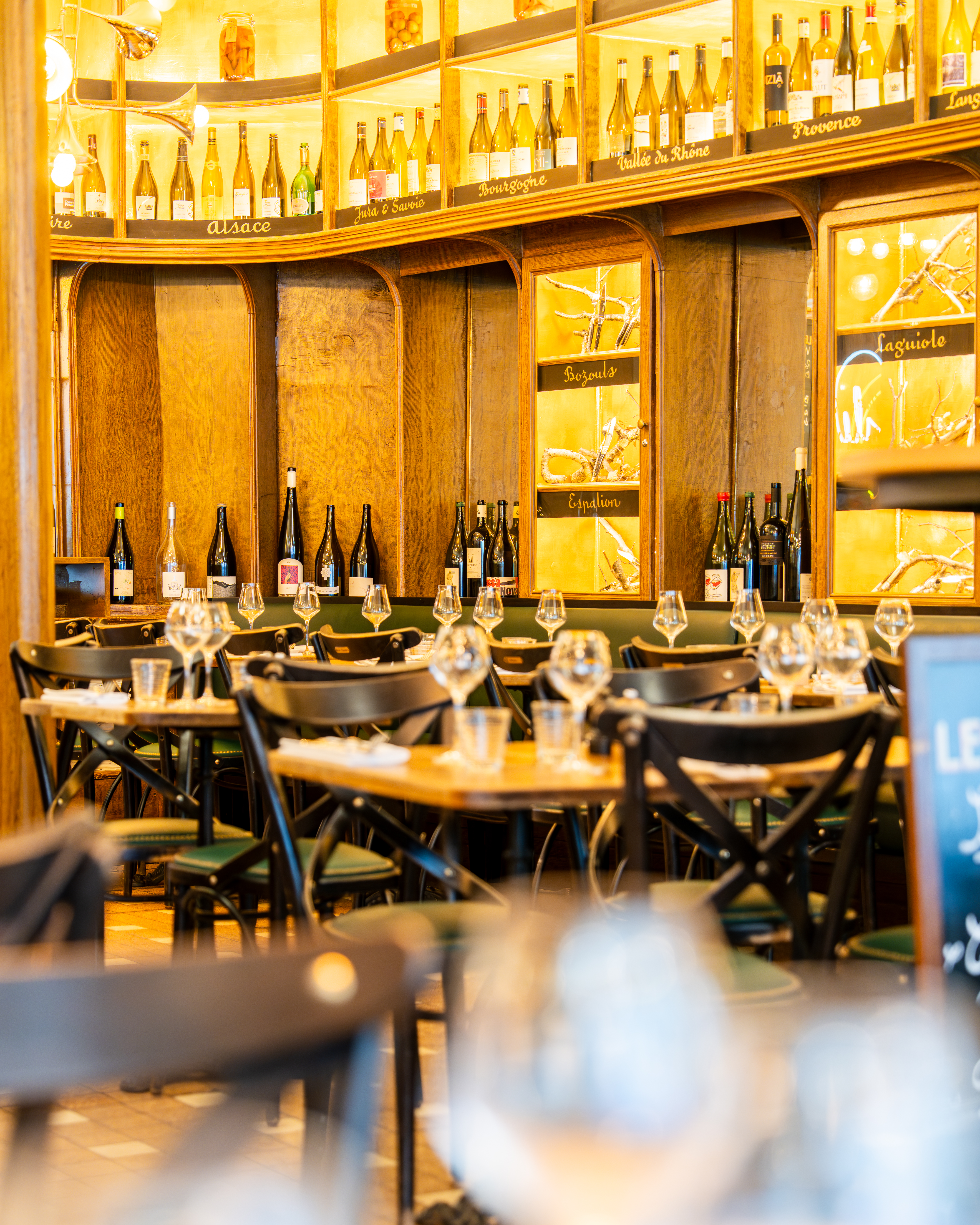 Dans cette salle on peut voir que le vin est mis à l'honneur avec les bouteilles de vins alignées au fond, ainsi que celles qui sont placées dans des niches en hauteur. Chaque table du restaurant est parfaitement dréssée et le mobilier (chaises, tables ...) du restaurant s'accordent très bien avec la décoration. Un lieu simple et chaleureux