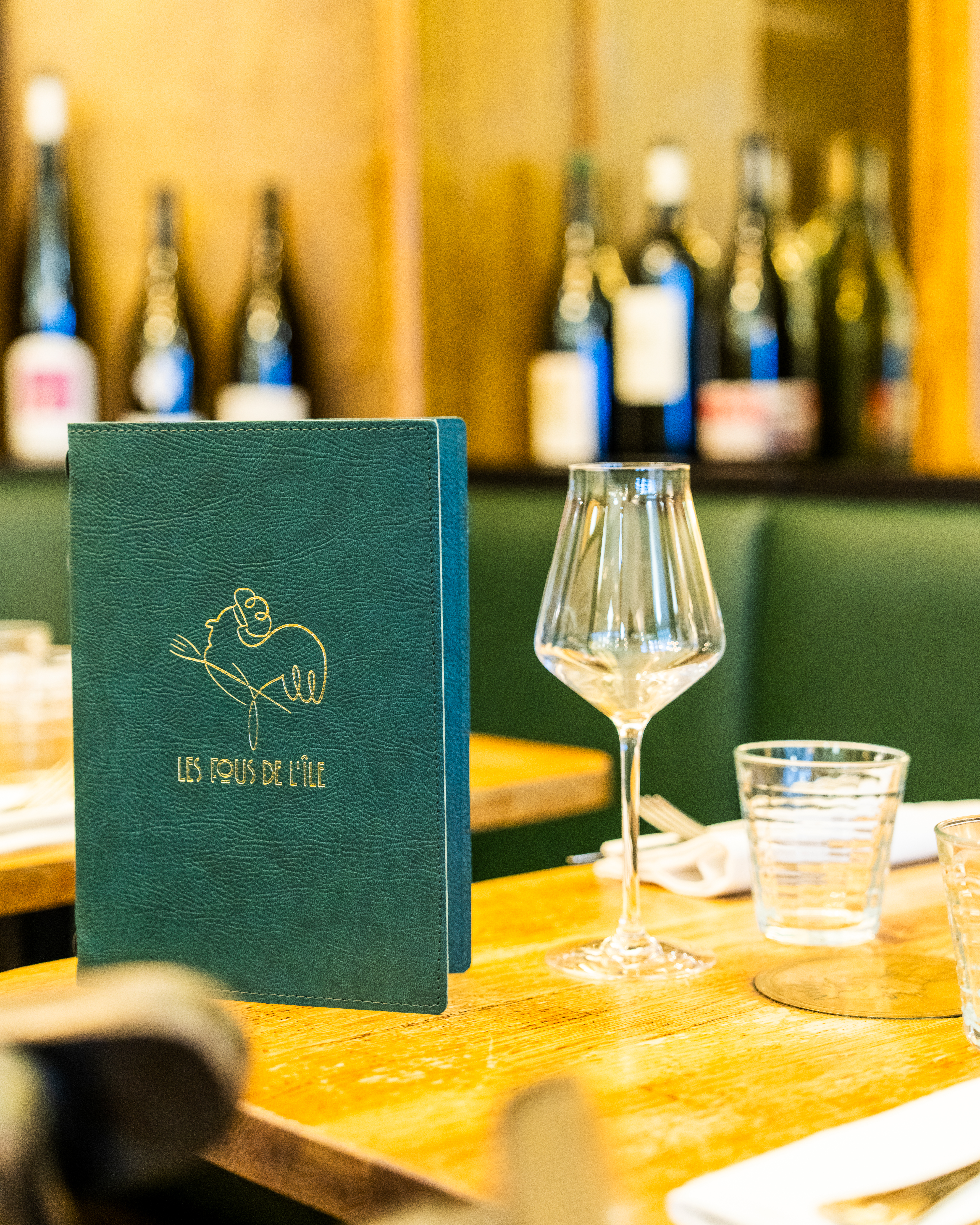 La carte est joliement posée sur la table en bois à gauche d'un verre à pied. Sur l'Île Saint-Louis, venez découvrir cette carte.