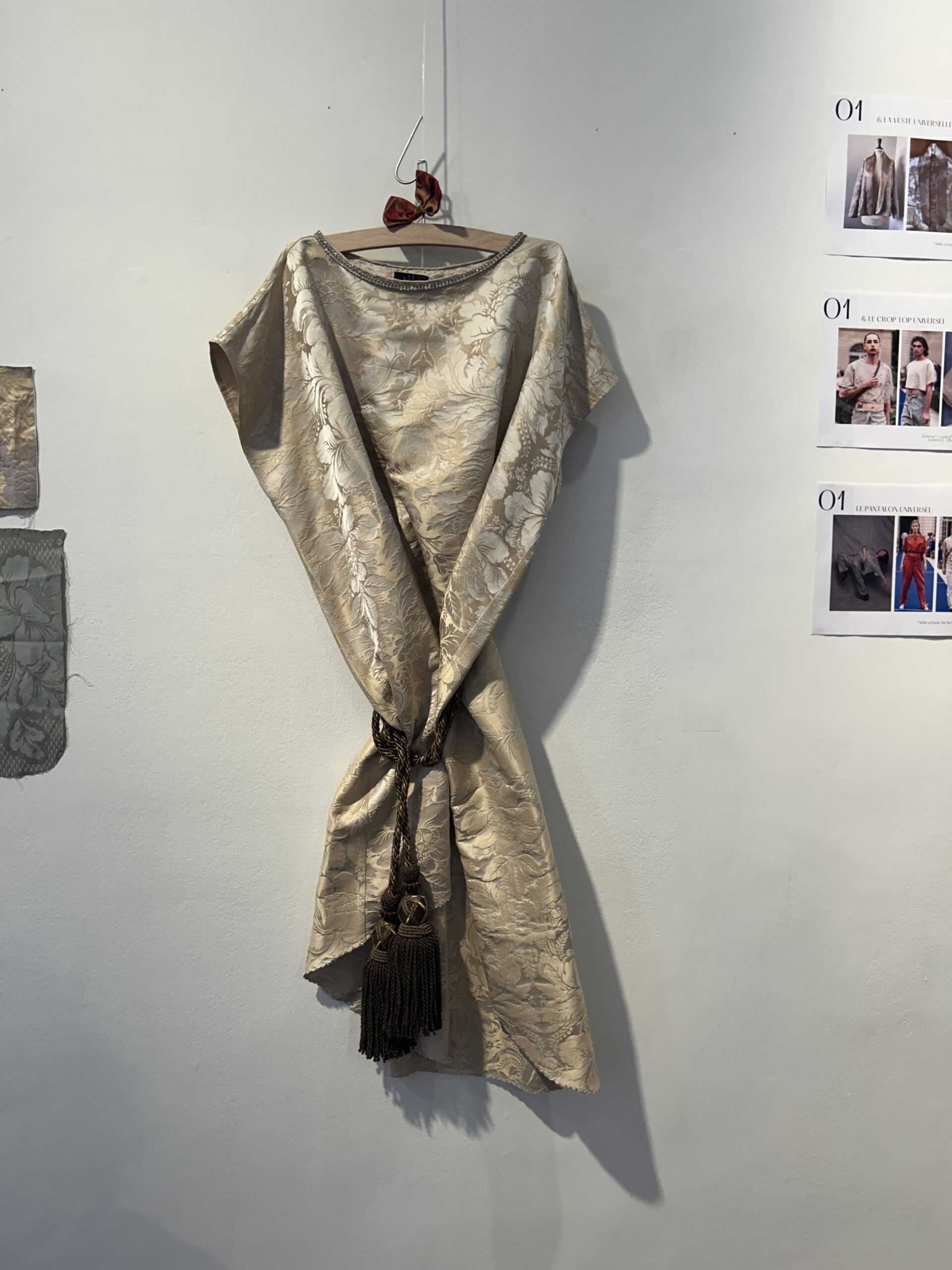 Robe faite à partir des rideaux du palaca Le Meurice. Beige avec des motifs un peu floraux présentée  lors des E-Fashion Awards