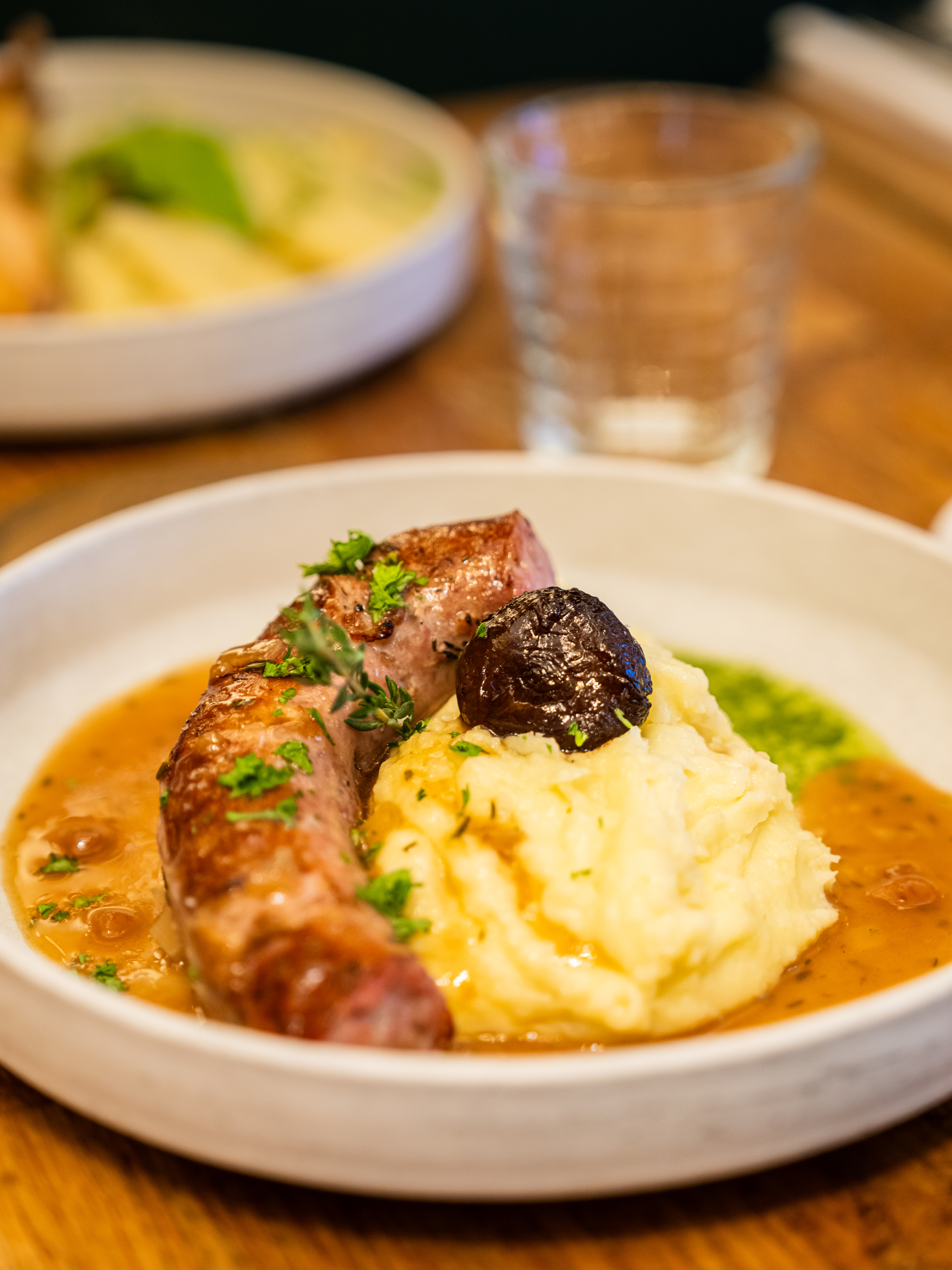 Spécialité aveyronnaise : le saucisse-purée, à la carte du restaurant