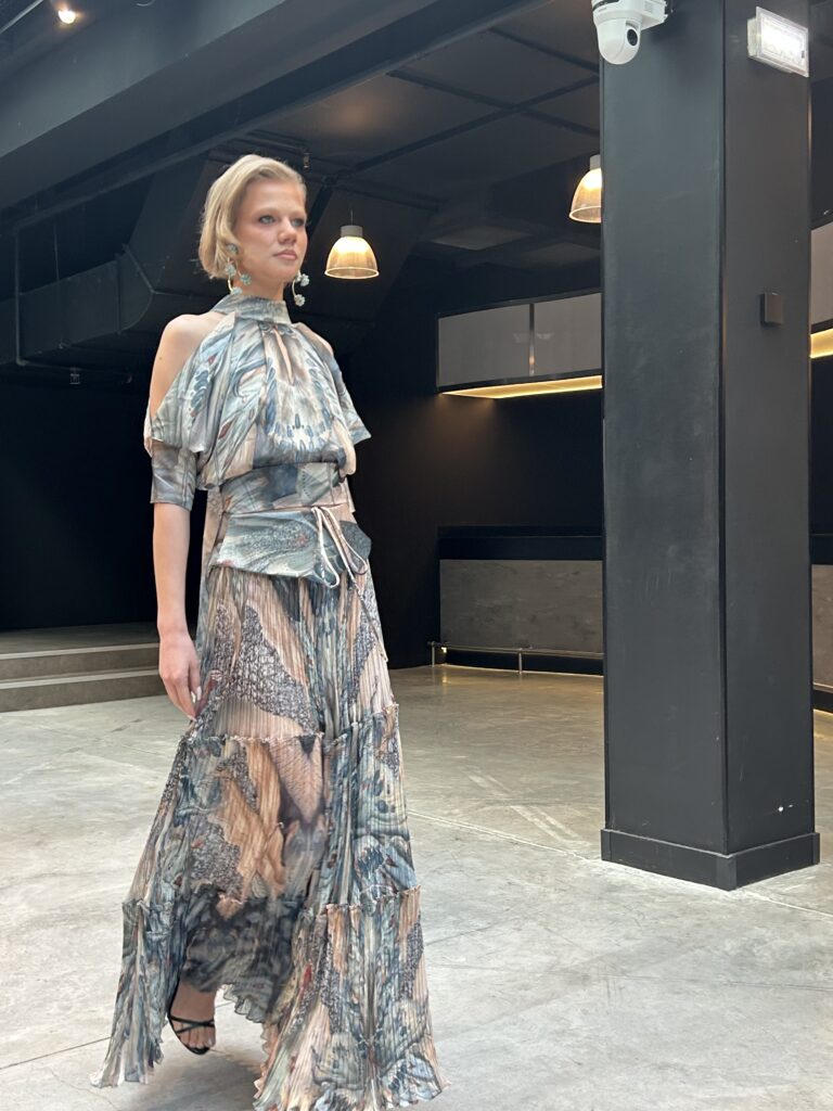 Silhouette 17 portant une robe longue et fluide avce des imprimés qui semblent rappeler l'ocean