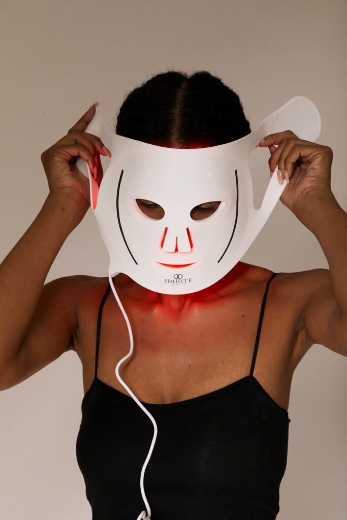 Femme en haut noir qui met un LumaLux en place