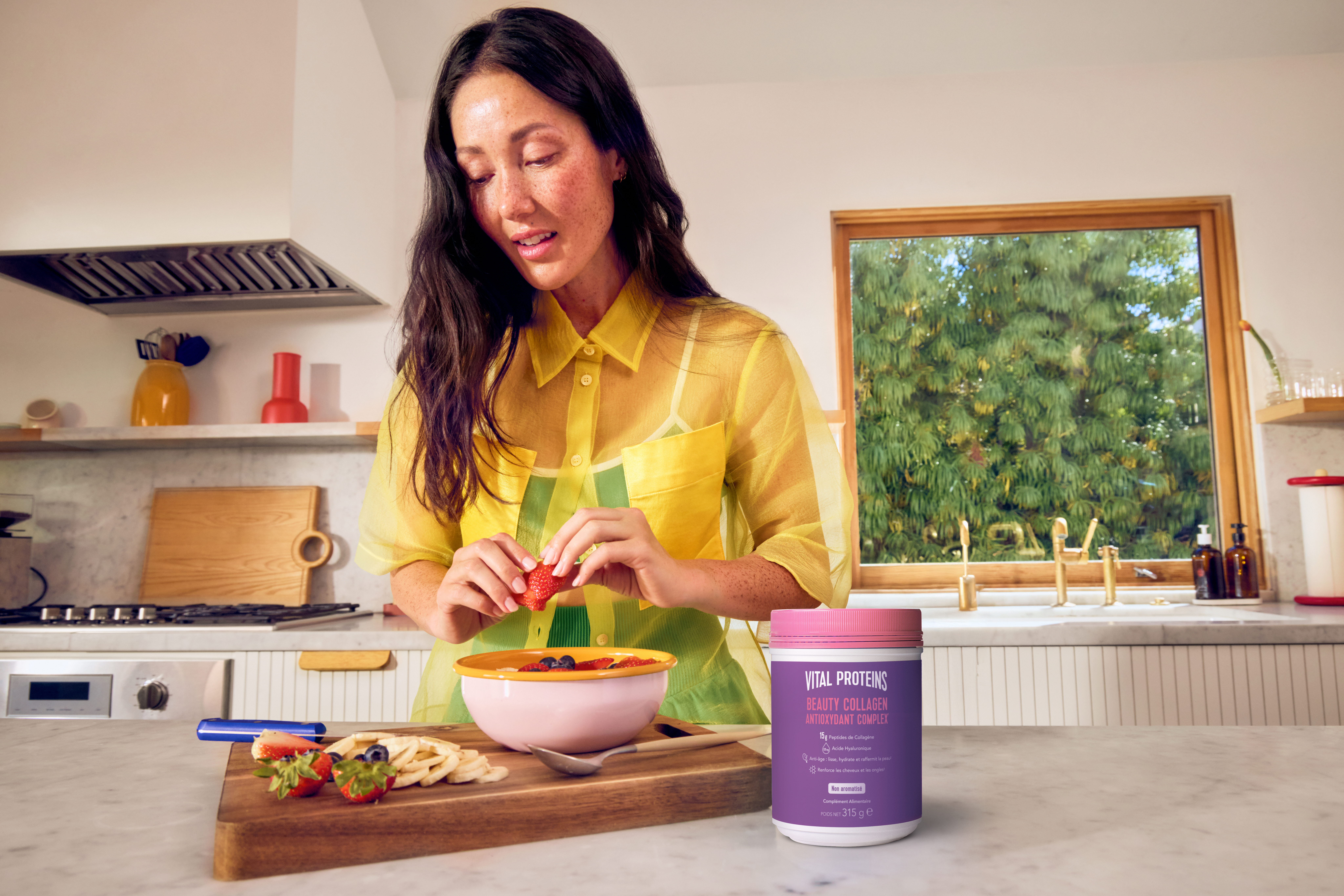 Femme qui met de la Vital Proteins dans son petit dejeuner