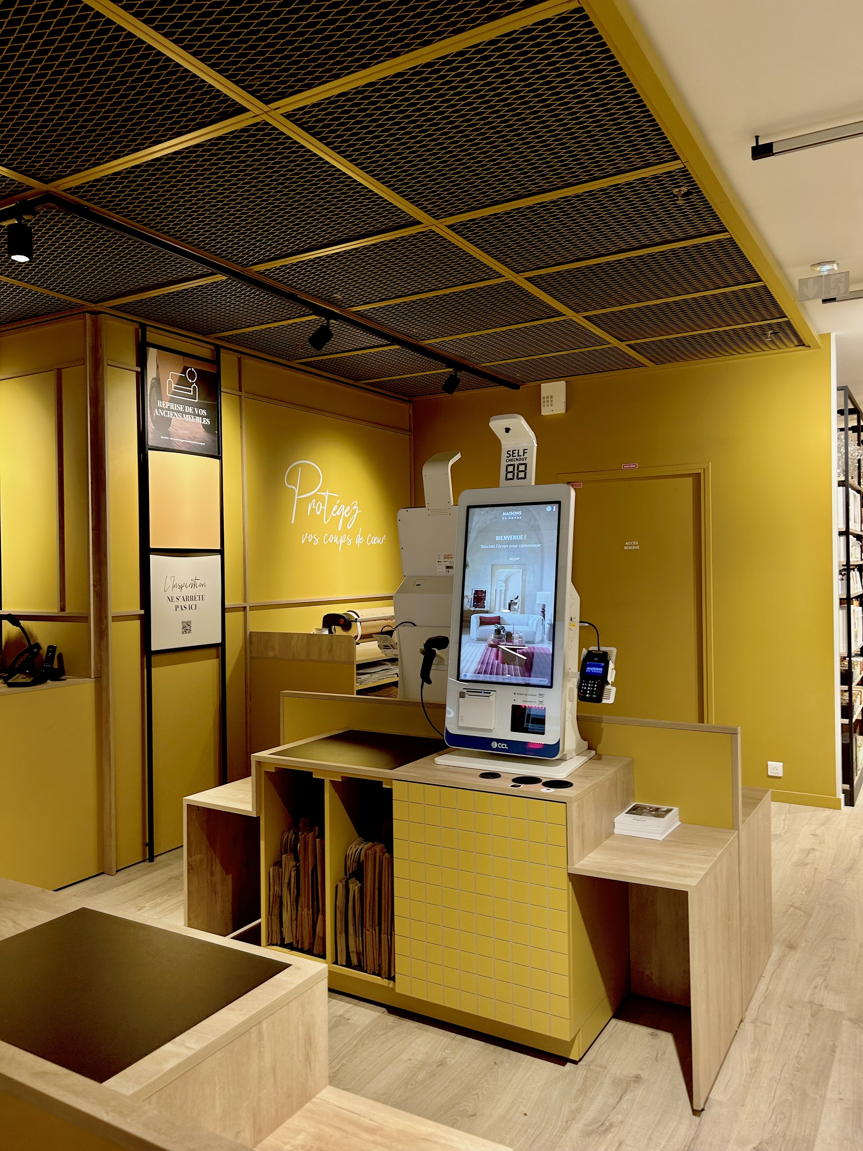 Les caisses automatiques du magasin Maisons du Monde Beaugrenelle