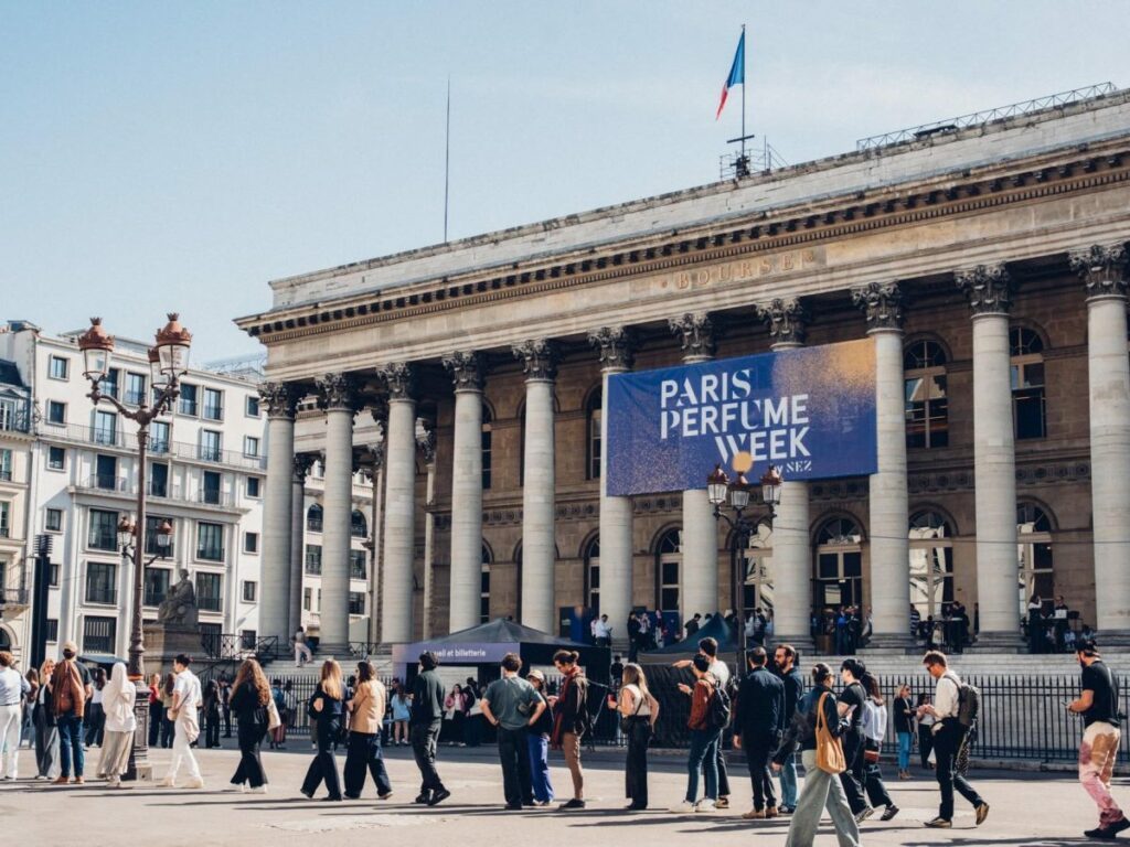 batiment avec bannière Paris Perfume Week et foule devant