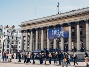 batiment avec bannière Paris Perfume Week et foule devant