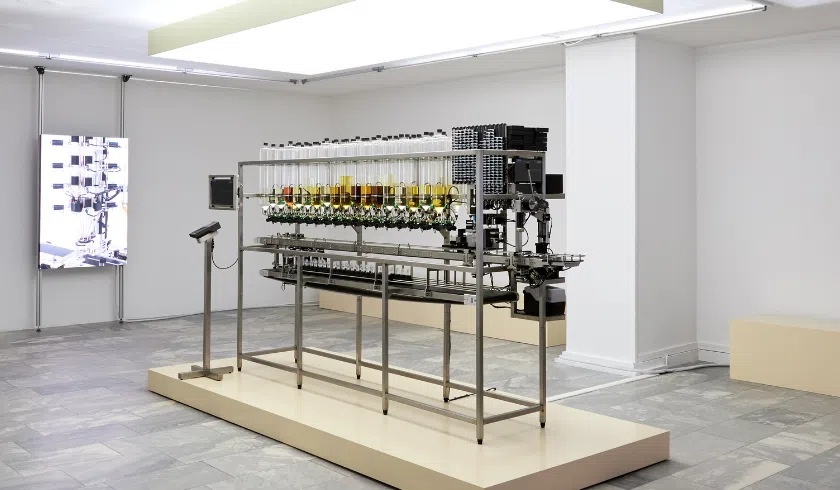 machine industrielle de parfum exposée à la Paris Perfume Week