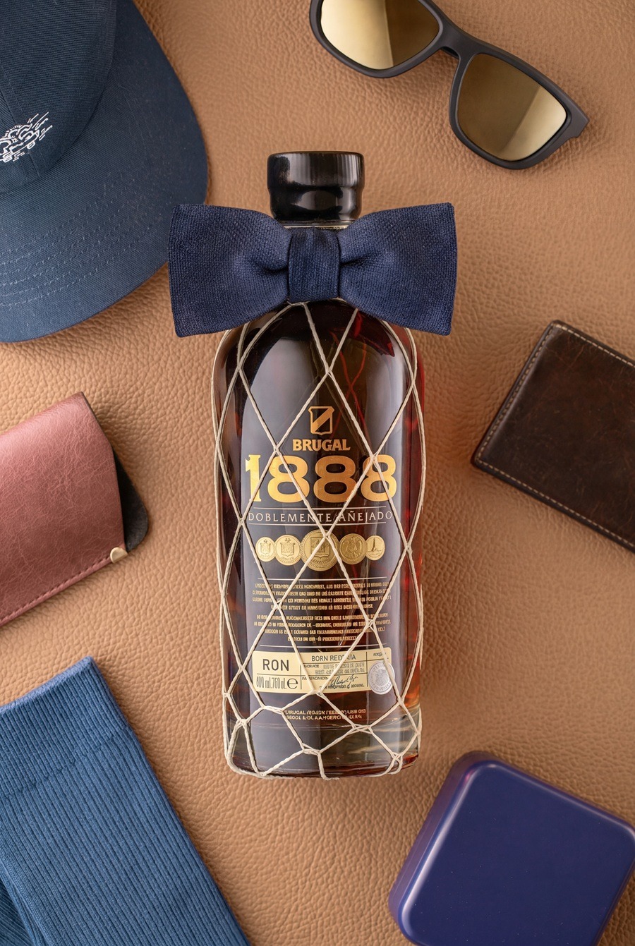 Brugal 1888 s’habille d’un nœud papillon pour la Fête des Pères