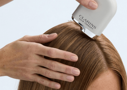 Hair Therapy : quand Clarins applique les codes du skincare aux cheveux