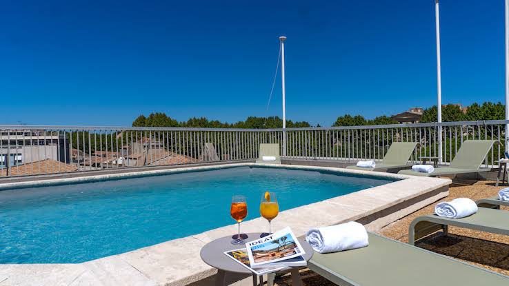 Piscine de l'hôtel Mercure Arles