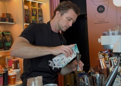 Alpro et L’OR réinventent le café maison autour des boissons végétales