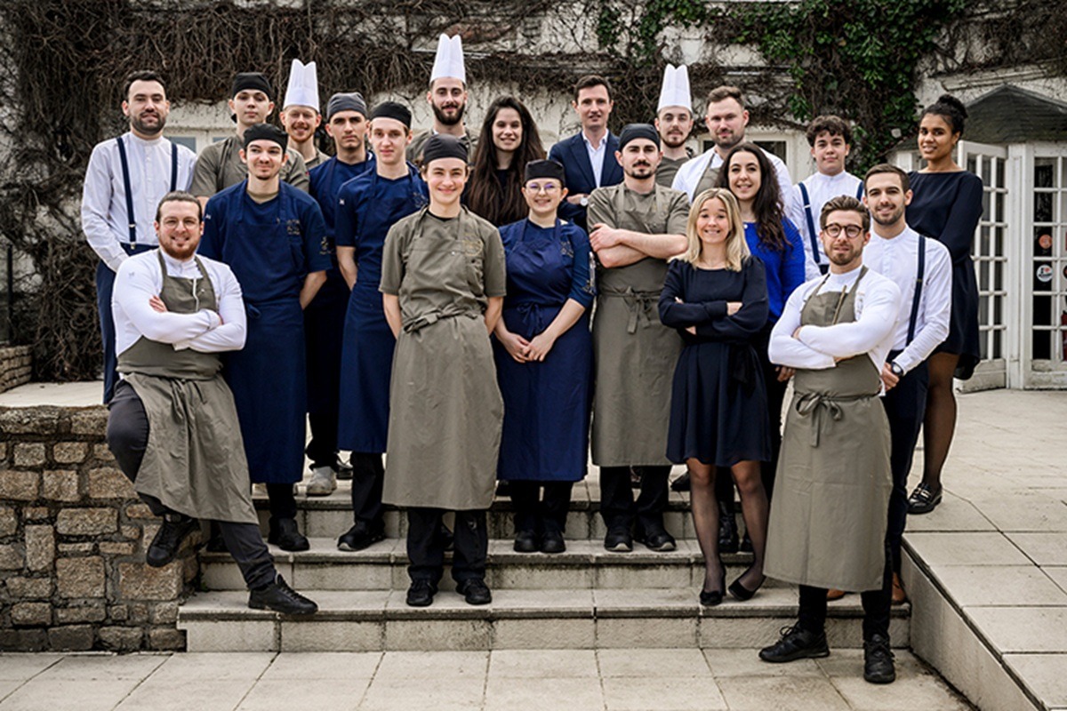 Equipe du Manoir de la Regate, chef de cuisine, chef pâtissier, serveurs.