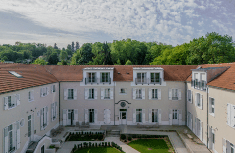 vue d'ensemble des appart’Hôtels de L’Horloge, Le Moulin au bord de la Marne dans un cadre vert exceptionnel
